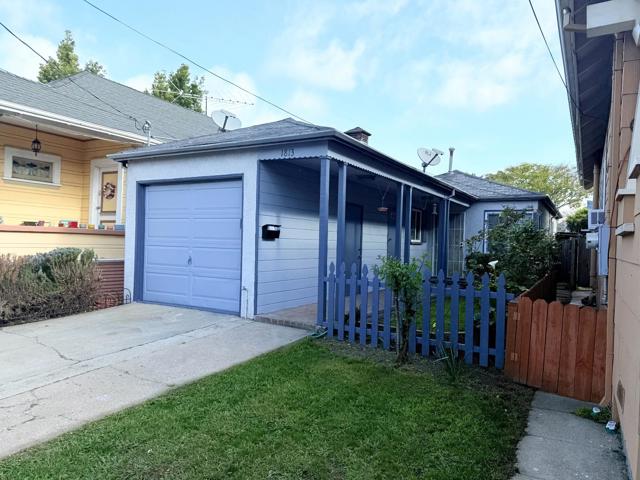 1813 Lincoln Avenue, Alameda CA: https://media.crmls.org/mediaz/266a1c86-5bcf-4598-83d2-101936aa9943.jpg