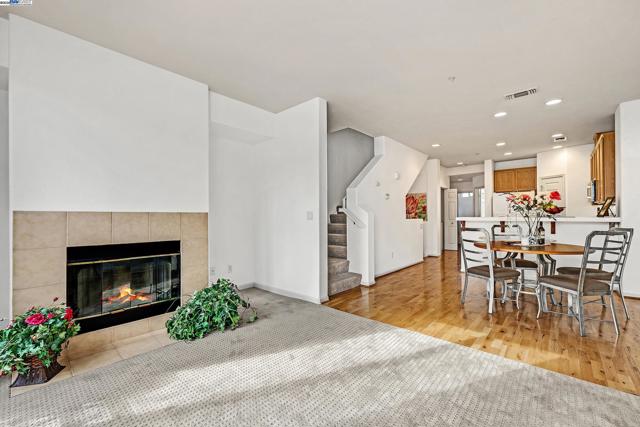 710 City Walk Pl, Hayward CA: https://media.crmls.org/mediaz/266a3da3-5146-4b9b-9fbf-93ae5e5df32a.jpg