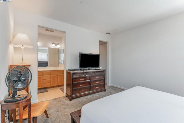 40252 Bonica Rose Terrace, Fremont CA: https://media.crmls.org/mediaz/266b4886-6be4-4ac3-a198-93666e73484e.jpg