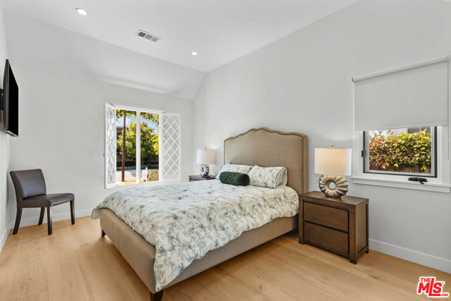 1225 California Avenue, Santa Monica CA: https://media.crmls.org/mediaz/266b4974-71ef-4947-9911-76757104c676.jpg