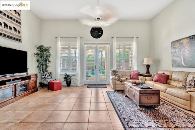 2981 Atherton Pl, Brentwood CA: https://media.crmls.org/mediaz/266c15c8-4b0d-46bf-b6ec-46f291490d08.jpg