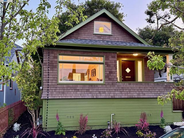 3206 Garfield Ave, Alameda CA: https://media.crmls.org/mediaz/266c7482-177e-468b-bc19-d42db7ce23bd.jpg