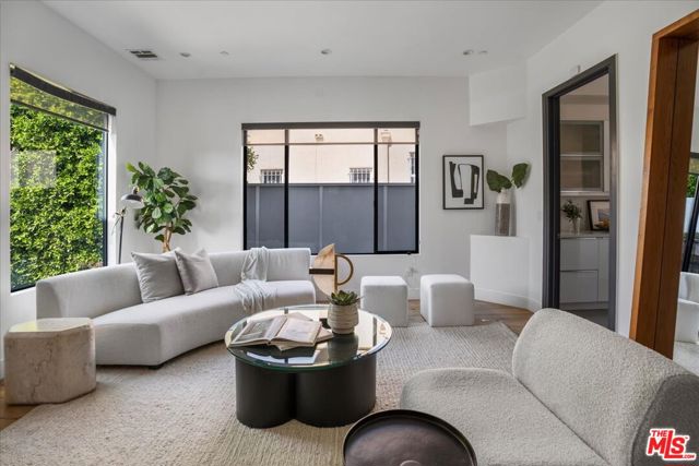 616 N FULLER Avenue, Los Angeles CA: https://media.crmls.org/mediaz/266d4524-30c2-45a8-8722-d1849a038984.jpg