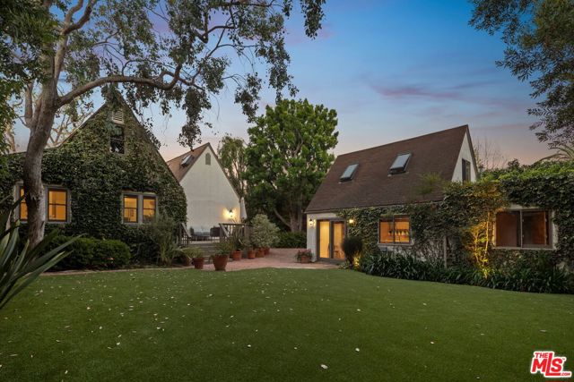 440 19th Street, Santa Monica CA: https://media.crmls.org/mediaz/266db530-3056-413b-97b6-b69098fca377.jpg