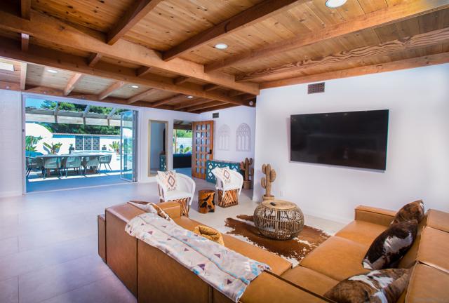 1047 Highland Dr, Del Mar CA: https://media.crmls.org/mediaz/266dc894-5e5a-489c-8190-661a4f51e0be.jpg