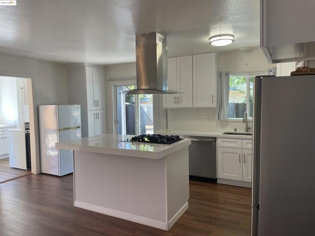 1260 Mesa St, Concord CA: https://media.crmls.org/mediaz/266e5363-1716-44de-8703-9db2912a10df.jpg