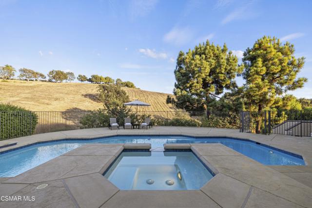 554 Lone Oak Drive, Thousand Oaks CA: https://media.crmls.org/mediaz/266e7ef1-14c6-44de-81ae-3b7b78c007ec.jpg