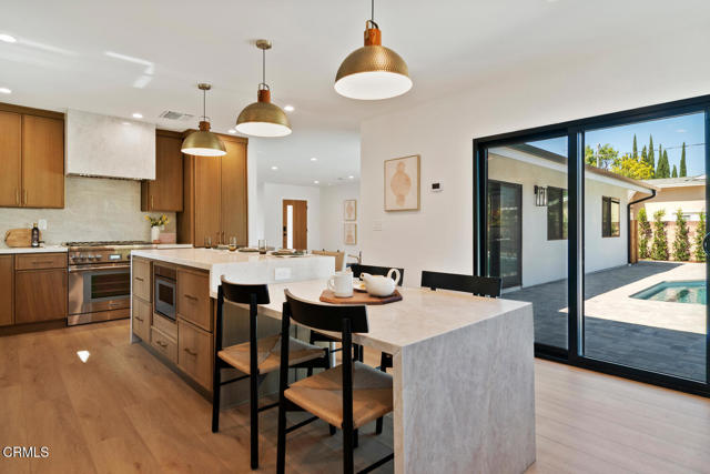 Detail Gallery Image 11 of 50 For 7932 Woodlake Ave, West Hills,  CA 91304 - 4 Beds | 3 Baths