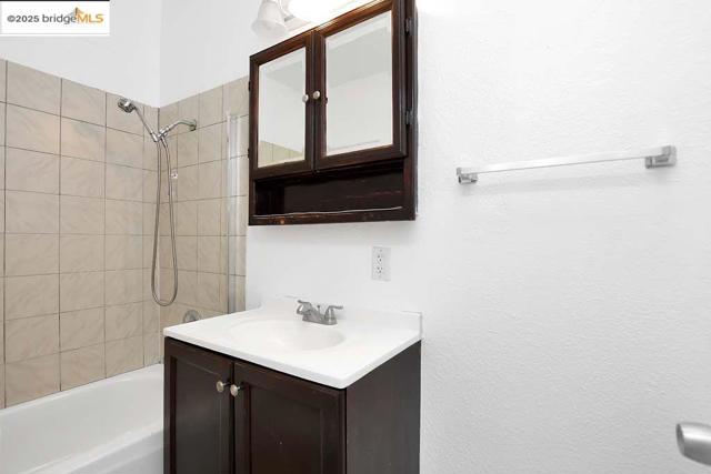 5540 E 17Th St, Oakland CA: https://media.crmls.org/mediaz/266f6638-6cc7-4a57-a1ad-b1dce358f597.jpg