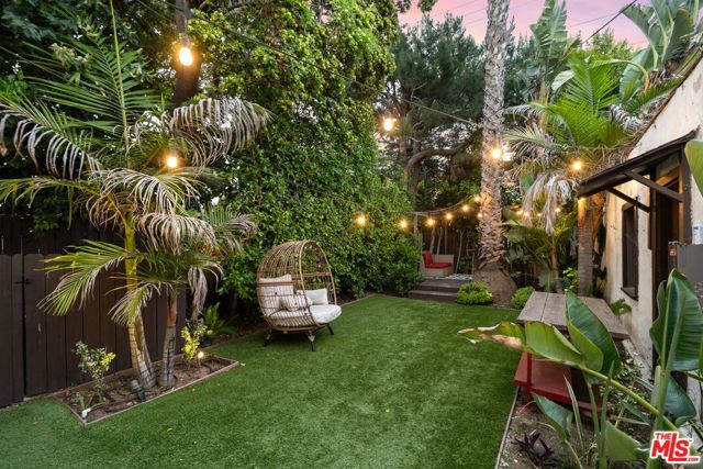 500 N Genesee Avenue, Los Angeles CA: https://media.crmls.org/mediaz/267009a8-e247-4a3d-befb-1fda5bad62ba.jpg