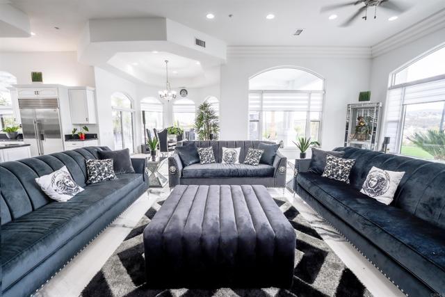 733 CLAYBURN CT, Alpine CA: https://media.crmls.org/mediaz/267035b3-18e8-4eeb-a05a-58bcf3feb59a.jpg