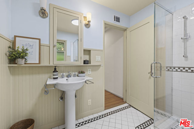 4650 Canoga Avenue, Woodland Hills CA: https://media.crmls.org/mediaz/267122d7-cdeb-46a4-bae8-b4a350e9dc6b.jpg