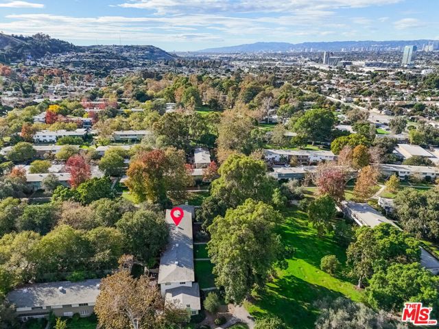 5172 1/2 Village, Los Angeles CA: https://media.crmls.org/mediaz/26715321-9fc8-43e6-bf72-8e08bb7a00af.jpg