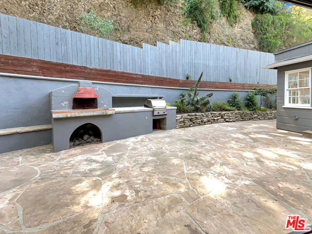 2252 Verde Oak Drive, Los Angeles CA: https://media.crmls.org/mediaz/2671c24e-c1d1-4093-8d27-7f12fd35b72d.jpg