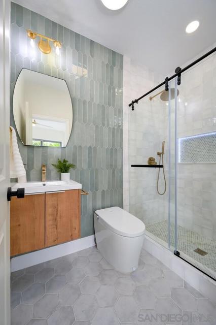 495 S Cleveland St, Oceanside CA: https://media.crmls.org/mediaz/26738eeb-257e-4660-b4cd-820fe841a701.jpg