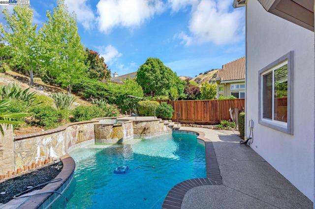 5391 Fernbank Dr, Concord CA: https://media.crmls.org/mediaz/267481bb-349a-4d17-b6cc-2df5ff75e44c.jpg