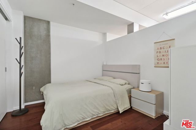 1155 S Grand Avenue, Los Angeles CA: https://media.crmls.org/mediaz/26757cae-3350-460e-8b0d-2118681c9779.jpg