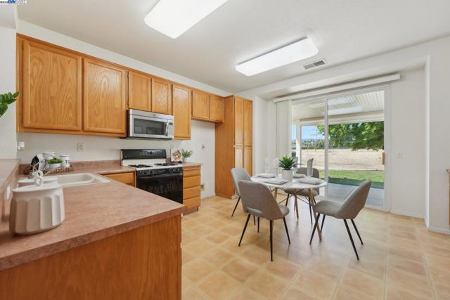 491 Central Park Pl, Brentwood CA: https://media.crmls.org/mediaz/267621c8-af84-4bc5-b18a-5c4b83da7657.jpg