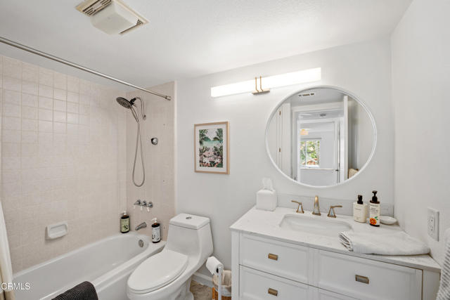 2287 Martinique Lane, Oxnard CA: https://media.crmls.org/mediaz/26763790-e2e9-4207-83ef-696de1328d50.jpg