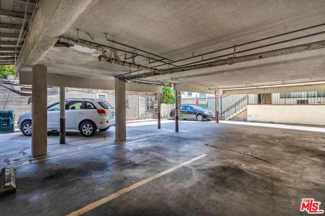 1050 N Laurel Avenue, West Hollywood CA: https://media.crmls.org/mediaz/2677c836-fa96-4681-b004-c21d9ec75af4.jpg