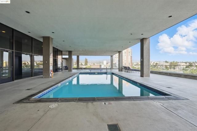 565 Bellevue Ave, Oakland CA: https://media.crmls.org/mediaz/26780e96-6f11-4d93-80c7-ff8695f1706e.jpg