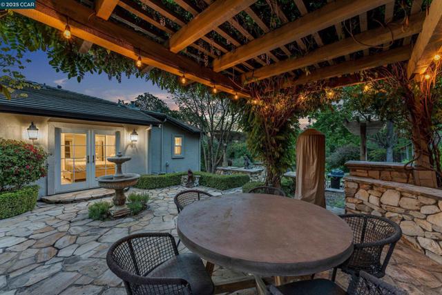 628 Sugarloaf Ct, Walnut Creek CA: https://media.crmls.org/mediaz/267820c9-3f21-441b-a240-32b97bdb3f28.jpg