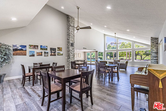 20055 Avenue Of The Oaks, Newhall CA: https://media.crmls.org/mediaz/26792128-5db3-4407-971b-db8de4763d78.jpg