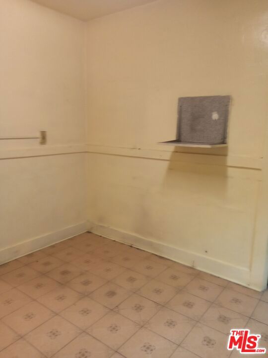 815 W 50th Street, Los Angeles CA: https://media.crmls.org/mediaz/26796268-7a50-4f11-ae99-49e9c356f765.jpg