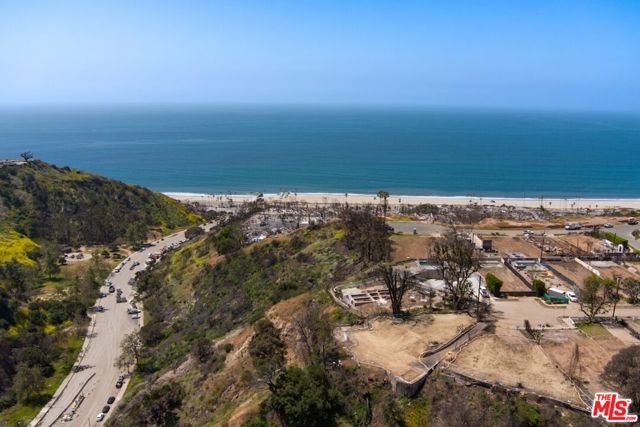 15851 Seabec Circle, Pacific Palisades CA: https://media.crmls.org/mediaz/2679ade1-f124-43f8-994a-7e25e82b71f4.jpg