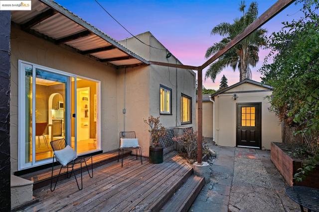 2201 Spaulding Ave, Berkeley CA: https://media.crmls.org/mediaz/267a738a-382a-42b1-af5d-ed15aaac1401.jpg