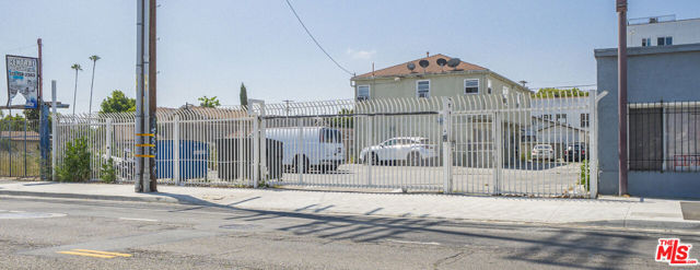 1452 W Jefferson Boulevard, Los Angeles CA: https://media.crmls.org/mediaz/267b4cfc-f610-4719-938d-5be20ced747e.jpg