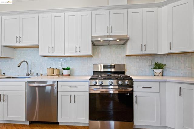 5915 Balboa Dr, Oakland CA: https://media.crmls.org/mediaz/267b50a4-b929-45bf-a4f9-492968a6fbb6.jpg