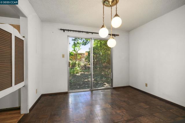 2054 Newton Way, Concord CA: https://media.crmls.org/mediaz/267d671f-ced0-4c85-bad9-21cb88e4aef9.jpg