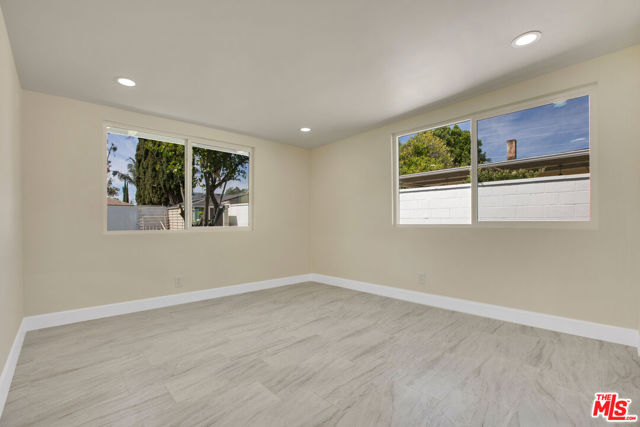 18800 Cohasset Street, Reseda CA: https://media.crmls.org/mediaz/267fea99-db79-445b-a01f-5c310de47914.jpg