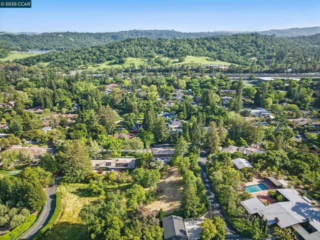 3938 Los Arabis Dr, Lafayette CA: https://media.crmls.org/mediaz/2680b7f8-dc76-490f-bcf0-a2b0d60bd4fe.jpg