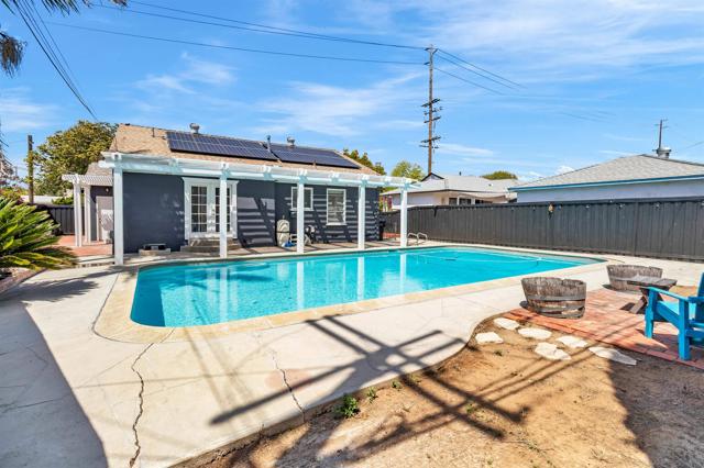 3921 Juniper St, San Diego CA: https://media.crmls.org/mediaz/26836a85-638c-4284-94fa-df6eccdbf779.jpg