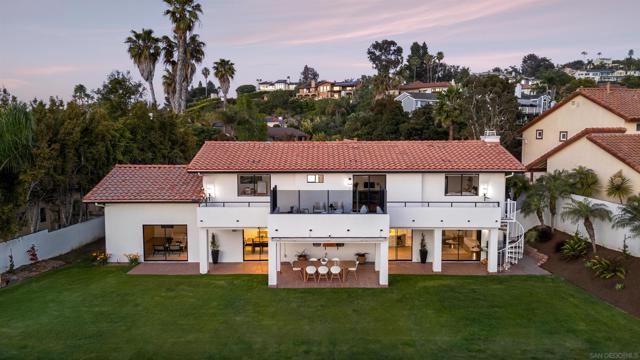 2524 Luciernaga St, Carlsbad CA: https://media.crmls.org/mediaz/2684ee9d-439e-4922-8cec-71ae9140b641.jpg