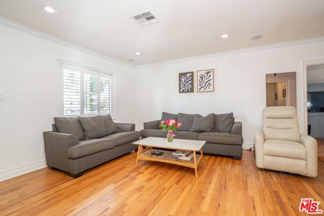 17507 Emelita Street photo 5
