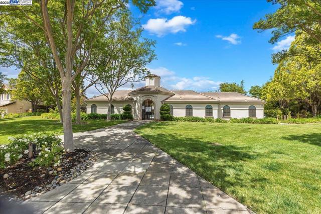 231 Stetson Dr, Danville CA: https://media.crmls.org/mediaz/2686e069-ee1c-480e-9942-887ac5299bbd.jpg