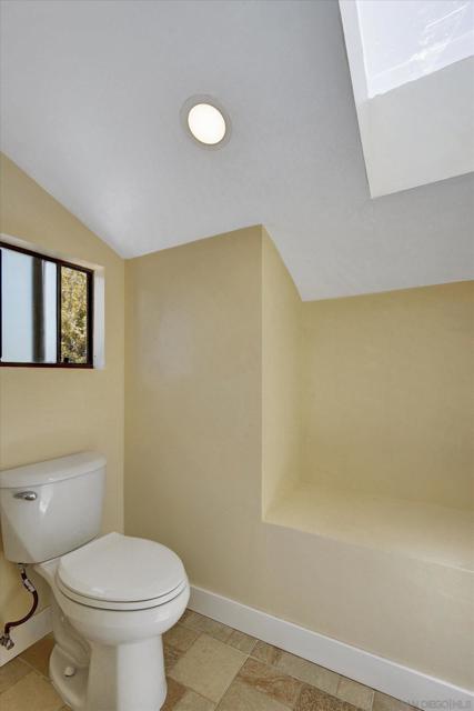 1103 Countrywood Ln, Vista CA: https://media.crmls.org/mediaz/268844c1-d85d-4d80-aa48-8982d0414bfb.jpg