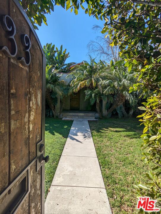 833 N Las Palmas Avenue, Los Angeles CA: https://media.crmls.org/mediaz/268917db-fb7f-4a6a-ae83-1bb90638e37c.jpg