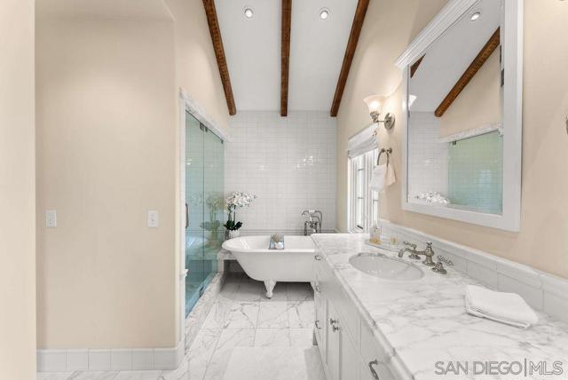 7725 Whitefield Pl, La Jolla CA: https://media.crmls.org/mediaz/26896960-7b2b-4176-86f7-ccc9fb84a26f.jpg