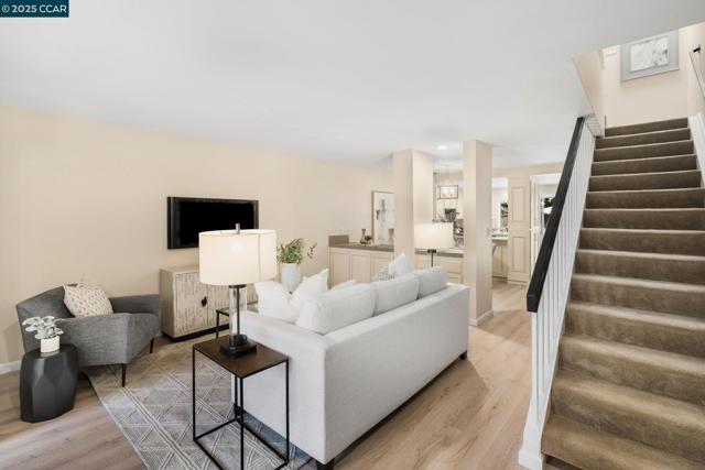 1354 Walden Rd, Walnut Creek CA: https://media.crmls.org/mediaz/2689aefb-02ce-4170-aac0-888549acb5be.jpg