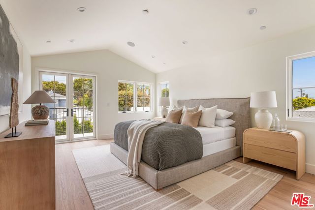2455 23rd Street, Santa Monica CA: https://media.crmls.org/mediaz/268b0e8c-52dc-480d-a52a-9ffa2c1ec957.jpg