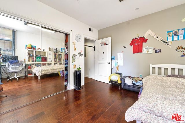 332 S Oxford Avenue, Los Angeles CA: https://media.crmls.org/mediaz/268b105a-8938-48f9-957e-65f3f0912547.jpg