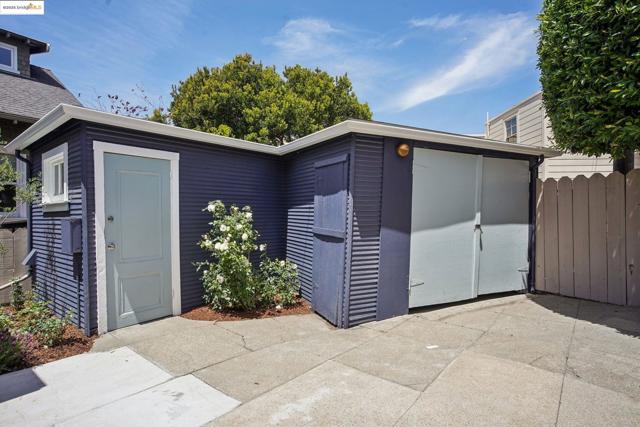 320 Forest St, Oakland CA: https://media.crmls.org/mediaz/268b8ce0-6d44-41bc-b264-206ff8f58274.jpg