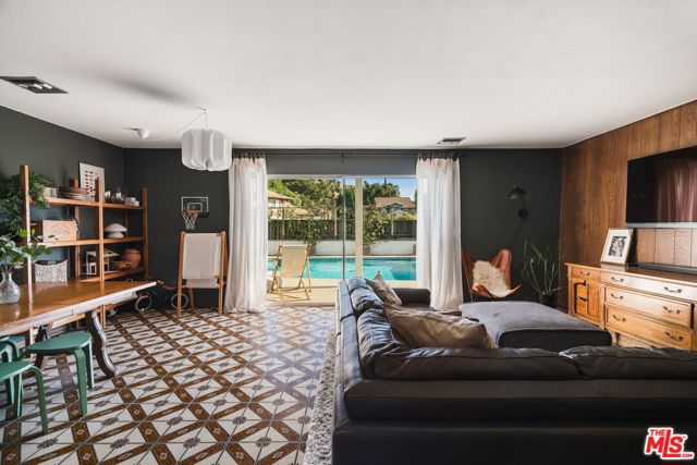 4748 Round Top Drive, Los Angeles CA: https://media.crmls.org/mediaz/268ba1ba-a3f0-4714-9d86-4d739f6df866.jpg