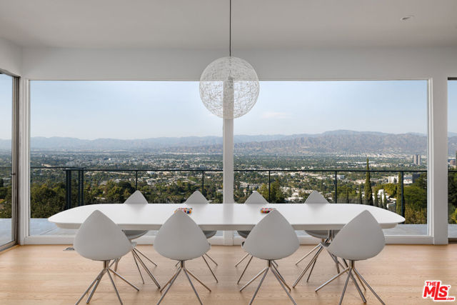 3268 Wrightwood Drive, Studio City CA: https://media.crmls.org/mediaz/268bca92-4649-477b-9bdc-3acfbb07eb27.jpg