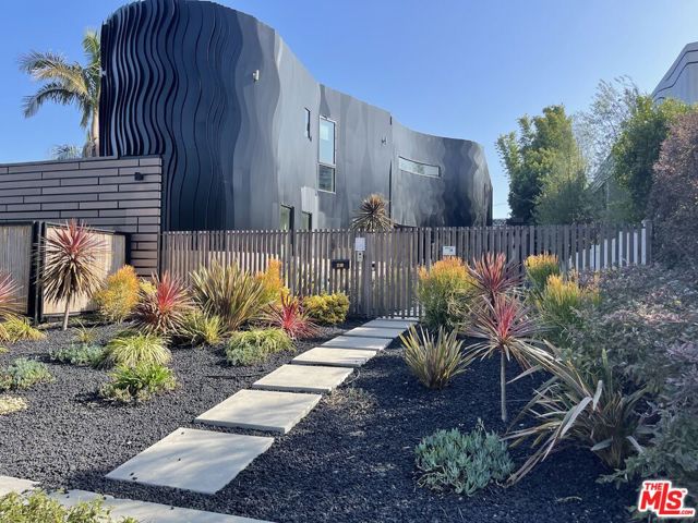 Large 5964 Sq' Modern Architechural with 6 bedroom and 6 Baths. Fantastic Pool and spa with big flat back yard!  Close to all amenties including Whole Foods, LAX and Abbot Kinney shopping and restaurants.