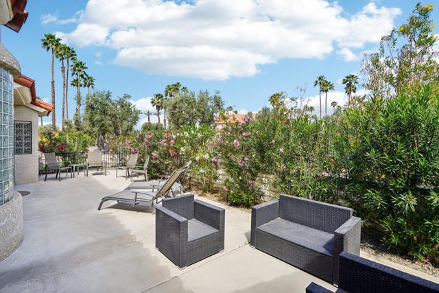 110 Celano Circle, Palm Desert CA: https://media.crmls.org/mediaz/268c3d41-7de2-4e34-98c7-a130ddb230e0.jpg